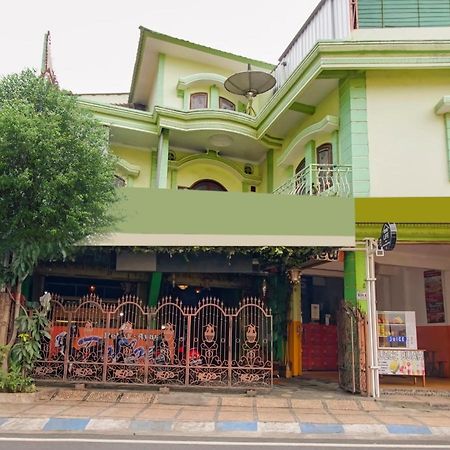 Oyo Life 3103 Opo Homestay & Kost Malang Exteriér fotografie