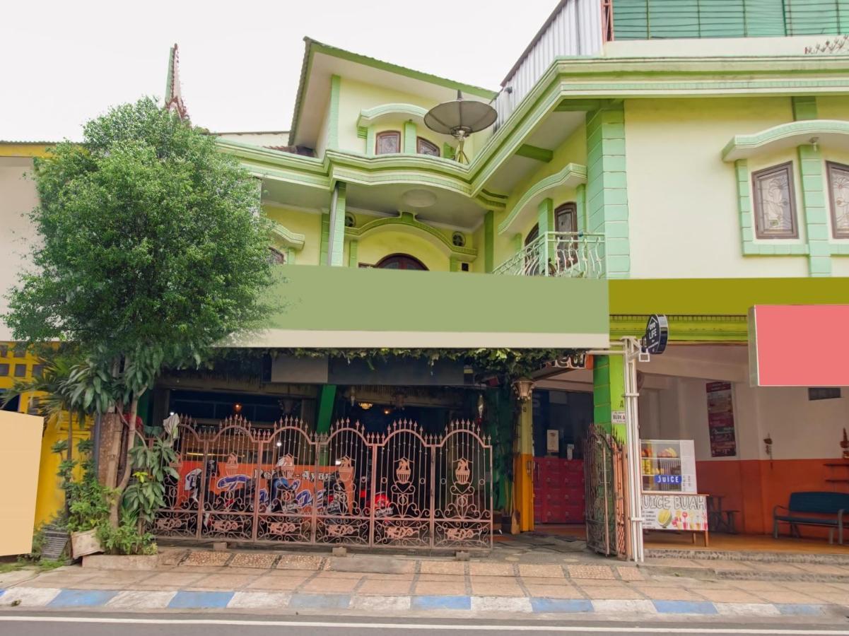 Oyo Life 3103 Opo Homestay & Kost Malang Exteriér fotografie