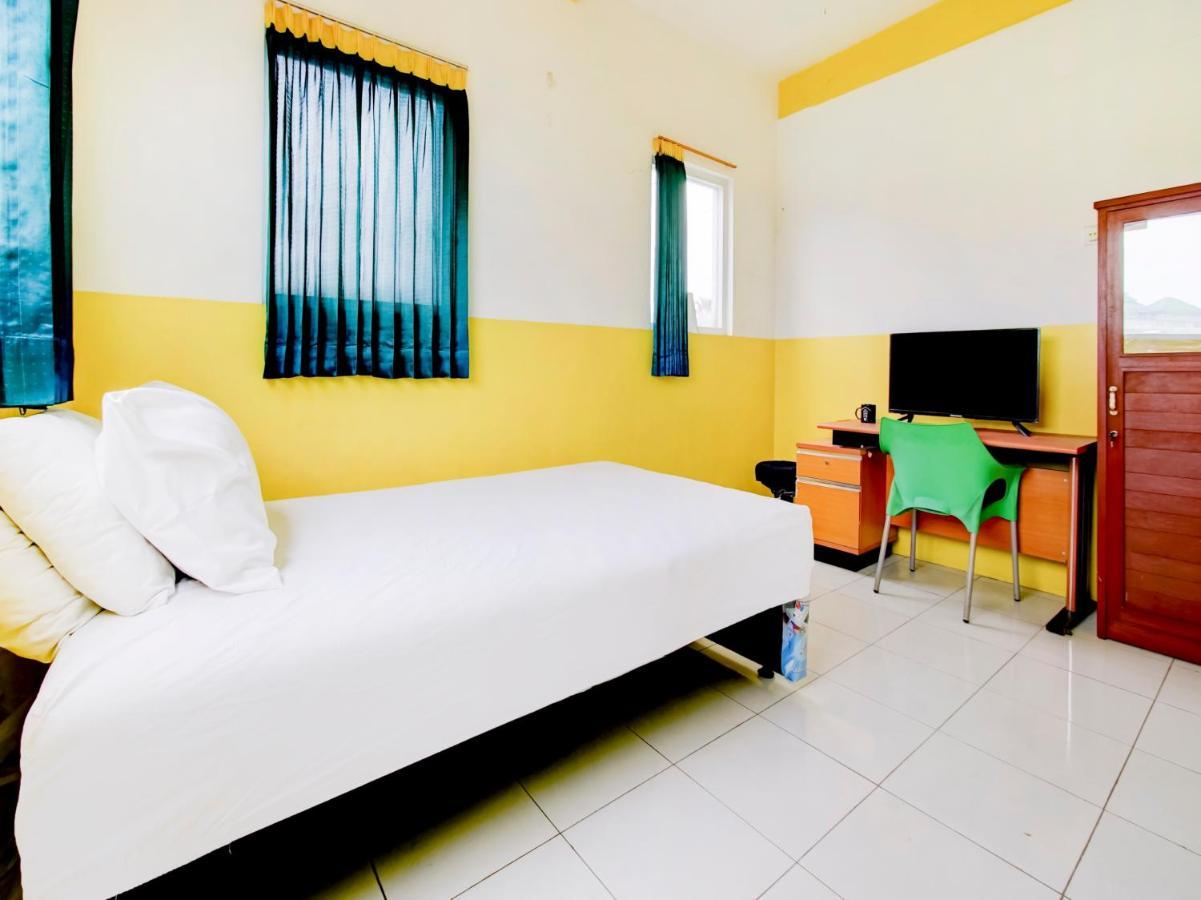 Oyo Life 3103 Opo Homestay & Kost Malang Exteriér fotografie