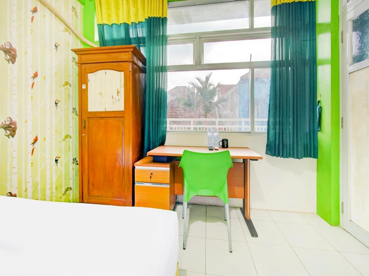 Oyo Life 3103 Opo Homestay & Kost Malang Exteriér fotografie